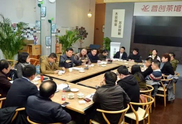 Mayor of Chengdu with friends tea set forums to discuss smog management plan